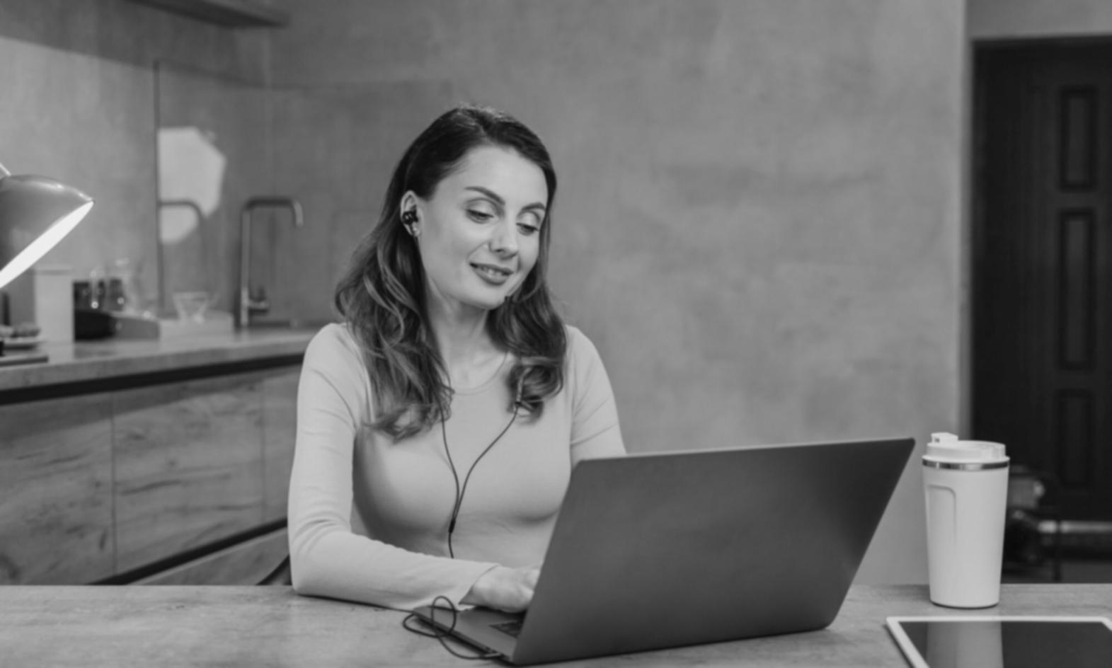 Espace de travail organisé pour l'apprentissage financier à distance